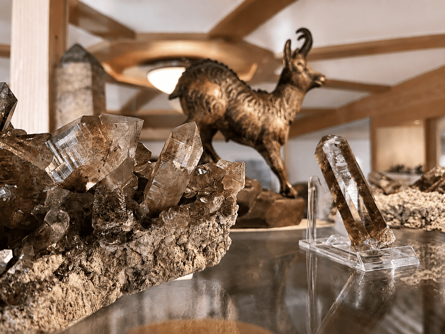 Rauchquarz-Gruppe mit Steinbock-Figur