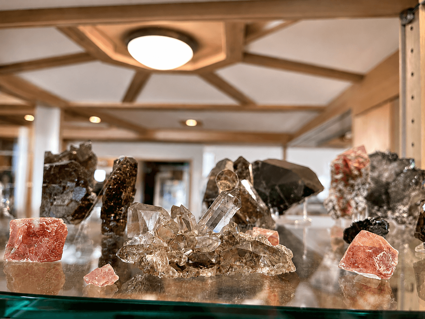 Bergkristalle und Rosafluorit — Sammlung Hansruedi Tresch